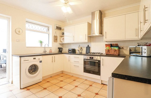 Brimington Cottage | CEDAR COTTAGE, pet friendly, with a garden in Hollingwood