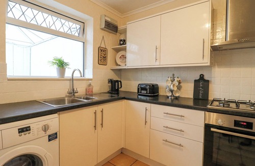 Brimington Cottage | CEDAR COTTAGE, pet friendly, with a garden in Hollingwood