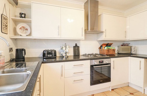 Brimington Cottage | CEDAR COTTAGE, pet friendly, with a garden in Hollingwood