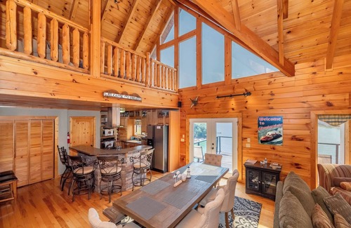 Sevierville Cabin | CEDAR COVE CINEMA ~ Dockable Lakefront Cabin ~ Amazing Lake Views