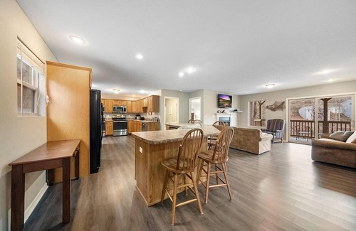 Lakeside Estates House | Cedar Cove' Huge Dual Kitchen w/Large Dining/Family, Billiards, Hot Tub, Dock