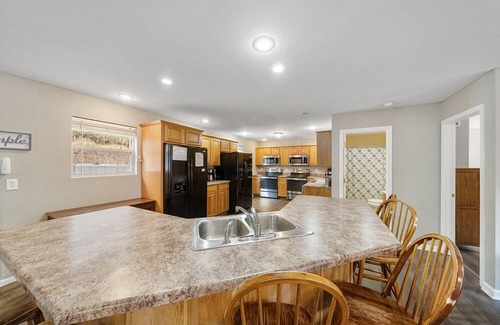 Lakeside Estates House | Cedar Cove' Huge Dual Kitchen w/Large Dining/Family, Billiards, Hot Tub, Dock