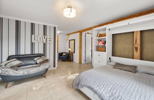 Victoria House | Cedar Creek: 2BR, King Bed, Pet-friendly