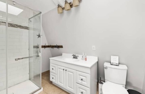 Victoria House | Cedar Creek: 2BR, King Bed, Pet-friendly