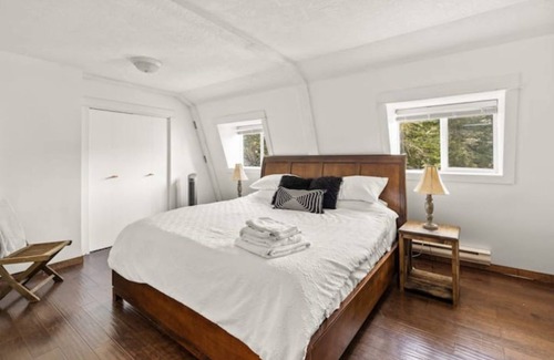 Victoria House | Cedar Creek: 2BR, King Bed, Pet-friendly