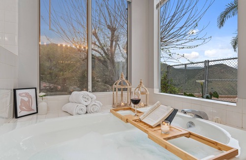 Ramona House | Cedar Creek Falls - Mountain and Milky Way Star Views!