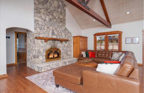 Oakhurst House | Cedar Creek Lodge with POOL/hot tub/sleeps 24