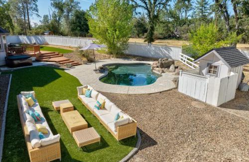 Oakhurst House | Cedar Creek Lodge with POOL/hot tub/sleeps 24