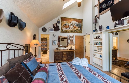 Ruidoso Cabin | Cedar Creek Retreat | Hot Tub + Cozy Fireplace