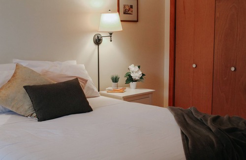 Prince Edward Cabin | Cedar Crest Lodge | Lake on the Mountain | PEC | Beach Access