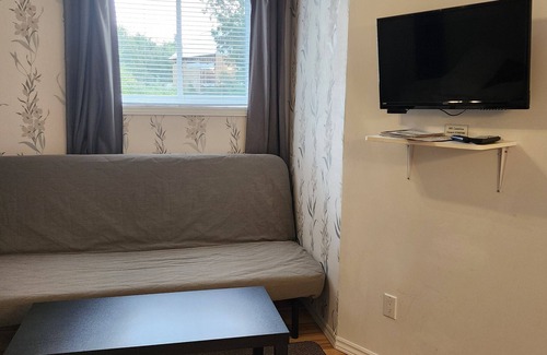 Crysler Hotel | Cedar Drive Inn