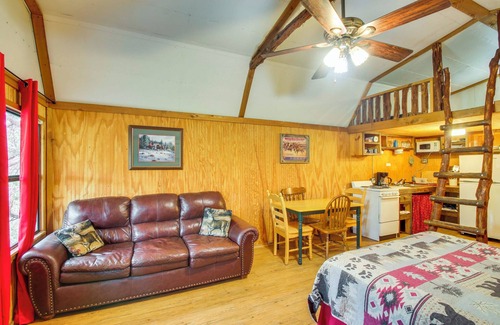 Davis Apartment | 'Cedar Falls Cabin 3' Next to Turner Falls Park