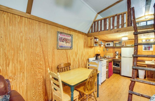 Davis Apartment | 'Cedar Falls Cabin 3' Next to Turner Falls Park