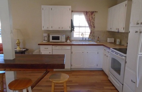New Bern House | Cedar Grove Cottage Conveniently Located to all attractions.