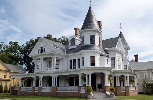 New Bern House | Cedar Grove Cottage Conveniently Located to all attractions.