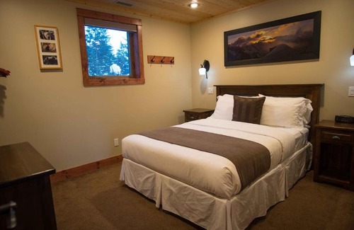 Golden Cabin | Cedar House Restaurant & Chalets