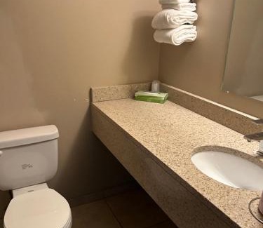 Lloydminster Hotel | Cedar Inn