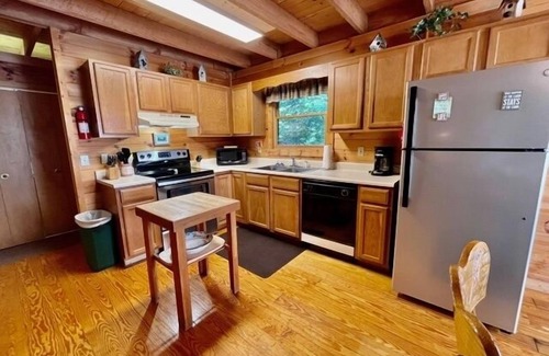 Townsend Cabin | CEDAR KNOB - 2 bdrm/2 bath, screened patio, wood fireplace