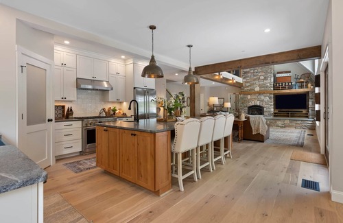 Raymond House | Cedar Lane Lodge - Luxury Lake House