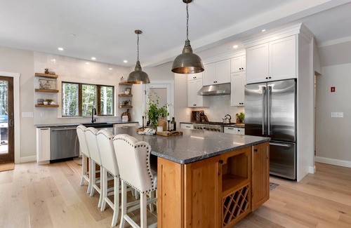 Raymond House | Cedar Lane Lodge - Luxury Lake House