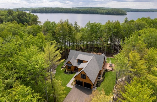 Raymond House | Cedar Lane Lodge - Luxury Lake House