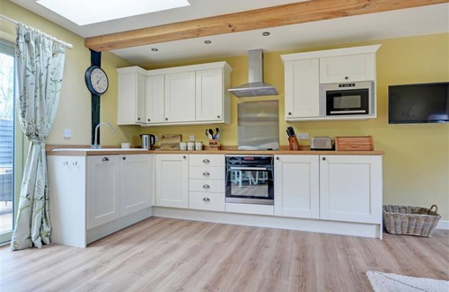 Foxley House | Cedar Lodge - Two Bedroom House, Sleeps 4