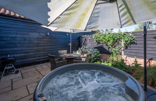 Foxley House | Cedar Lodge - Two Bedroom House, Sleeps 4