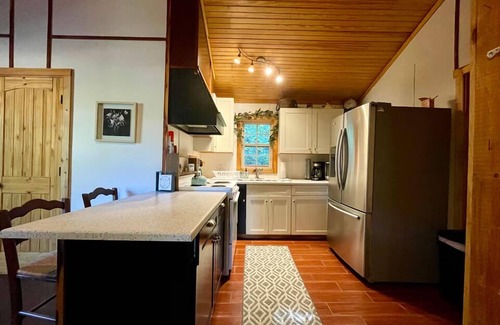 Boles Apartment | Cedar Loft Suite at Sacred Pines Lodge