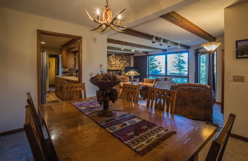 Windcliff Estates House | Cedar Lower Luxury Vacation At Windcliff 2 Bedroom Home by RedAwning