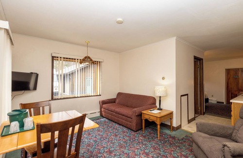 Trowbridge Park Hotel | Cedar Motor Inn