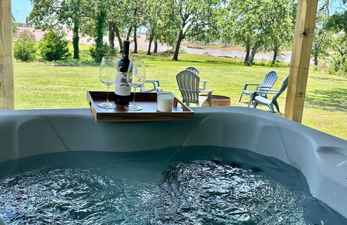 Madill Cabin | Cedar Nest- LAKEFRONT Cabin retreat with a Jacuzzi in Texoma Shores Resort