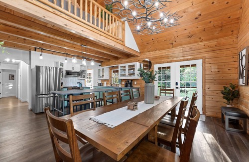 Branson Cabin | Cedar Park Mansion Hideout | Breathtaking Views - Cozy Nightlife - Giant Deck