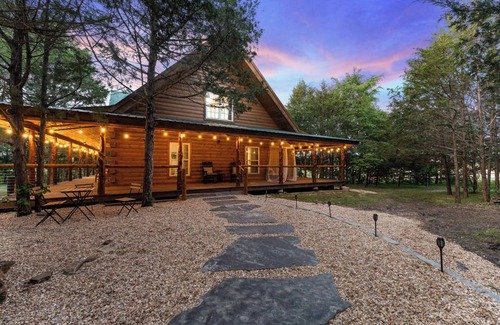 Branson Cabin | Cedar Park Mansion Hideout | Breathtaking Views - Cozy Nightlife - Giant Deck