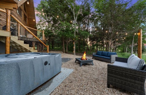 Branson Cabin | Cedar Park Mansion Hideout | Breathtaking Views - Cozy Nightlife - Giant Deck