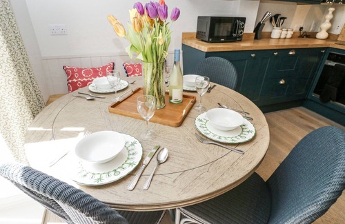 Elcot Cottage | CEDAR, pet friendly, with pool in Kintbury