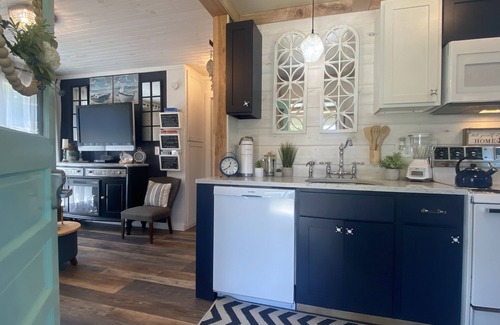 Huron Cottage | Cedar Point, Sports Force, Kalahari Near Cottage. Boat Parking ez Walk to Beach!