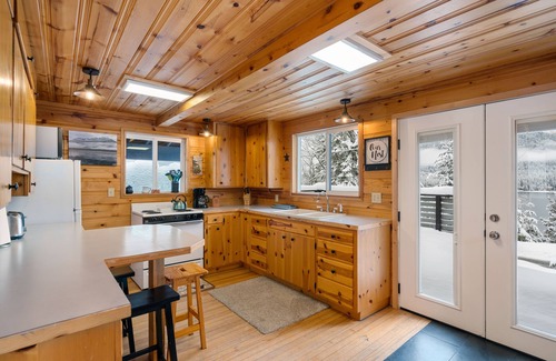 Leavenworth Cabin | Cedar Rest Lakeview Cabin- Listed as Leavenworth's Best Overall Vacation Rental!