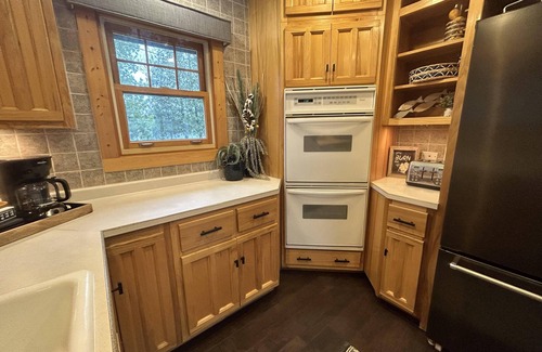 Gwinn Cabin | Cedar Retreat located in God's Country, on East Bass Lake. Sleeps 10!