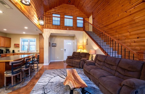 Deepwater House | Cedar Ridge, 3BR 2 Bath Cabin on Truman Lake