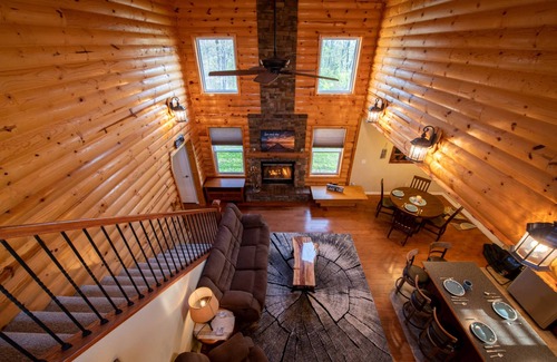 Deepwater House | Cedar Ridge, 3BR 2 Bath Cabin on Truman Lake