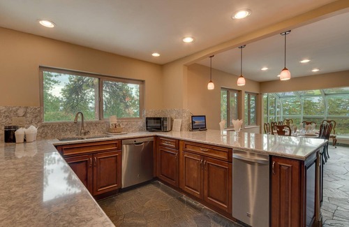 Lincoln Park House | Cedar Ridge Lake-house, 5 Bedroom in a beautiful quiet neighborhood (ZC221)