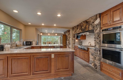 Lincoln Park House | Cedar Ridge Lake-house, 5 Bedroom in a beautiful quiet neighborhood (ZC221)