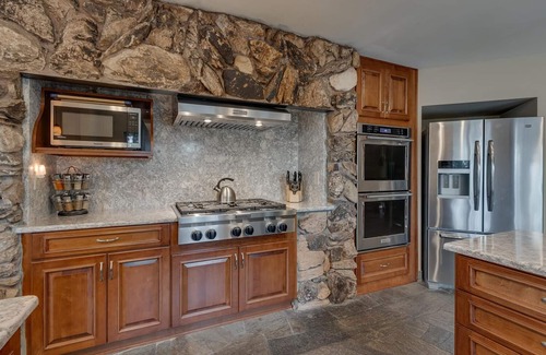 Lincoln Park House | Cedar Ridge Lake-house, 5 Bedroom in a beautiful quiet neighborhood (ZC221)