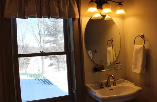 Keene Bed & Breakfast | Cedar Room - Private Bath with Queen Bed