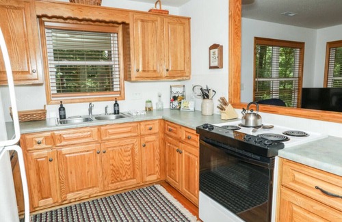 Peters Creek Cottage | Cedar Run Cottage - secluded romantic getaway, by Buffalo Mountain Getaway