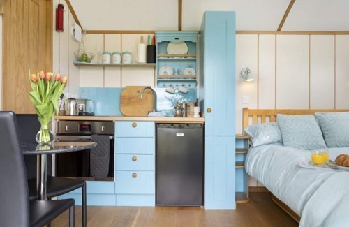 Whitchurch Cabin | Cedar Tree is a compact yet luxurious shepherd’s hut for couples overlooking the North Wessex Downs.
