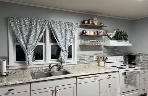 Bristol House | Cedar Valley Cottage- 3bed 2 ba near King University