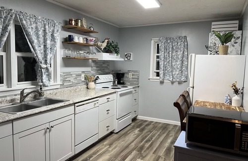 Bristol House | Cedar Valley Cottage- 3bed 2 ba near King University