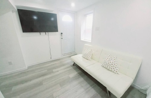 Orillia Apartment | ❤ Cedar-View Studio with Hot Tub ❤n
