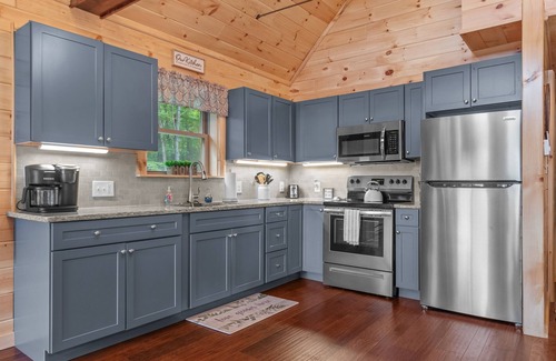 West Oneonta Cabin | Cedars Log Home : Brand New Lake Front w Kayaks & Hot Tub!